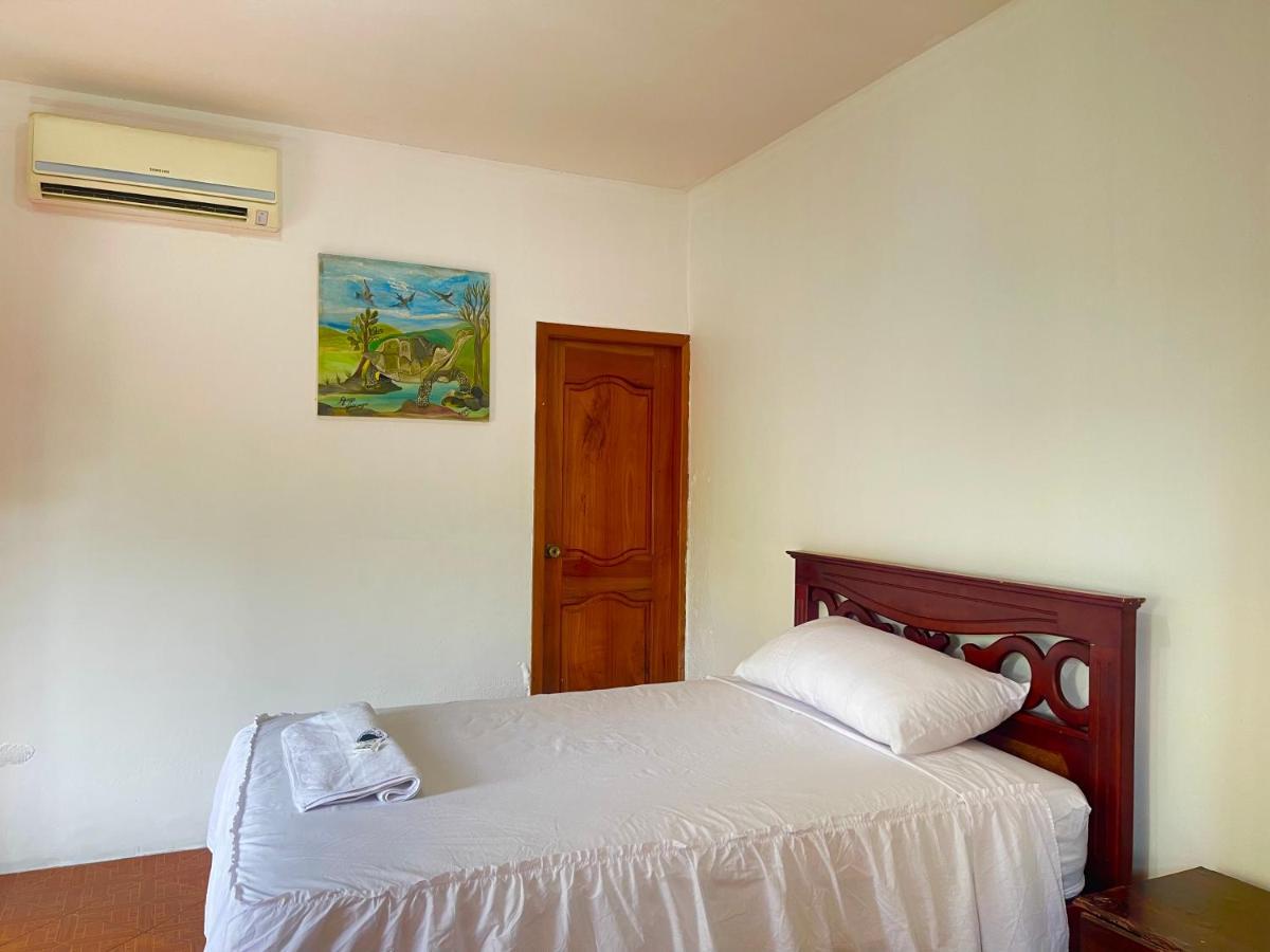 Hostal Vista Al Mar Otel Puerto Baquerizo Moreno Dış mekan fotoğraf