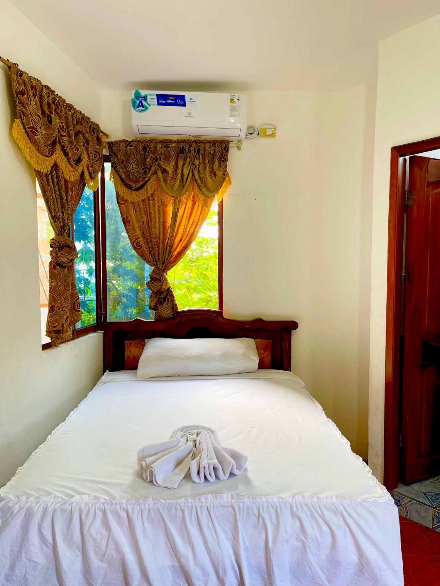 Hostal Vista Al Mar Otel Puerto Baquerizo Moreno Dış mekan fotoğraf