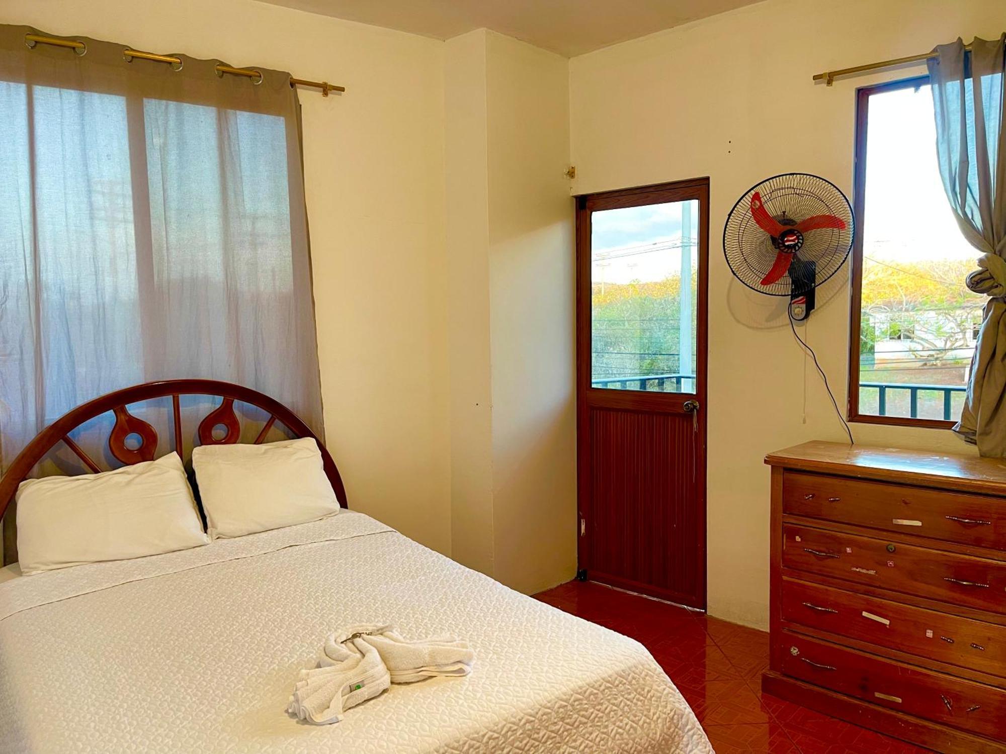 Hostal Vista Al Mar Otel Puerto Baquerizo Moreno Dış mekan fotoğraf